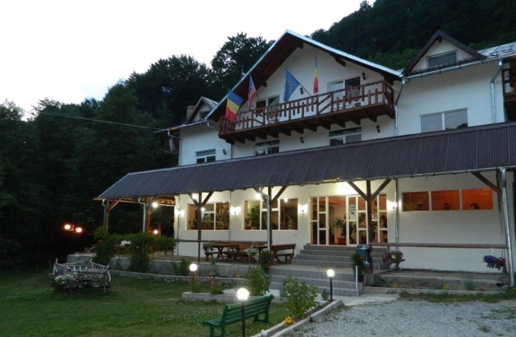 Trăisteni Pensiunea Valea Negrasului מראה חיצוני תמונה